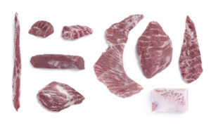 Selección de cortes de cerdo ibérico de bellota dispuestos artísticamente