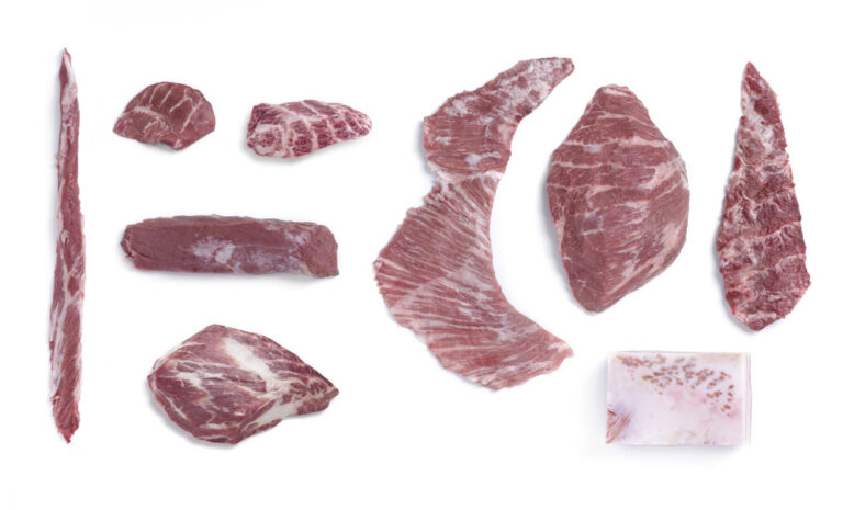 Selección de cortes de cerdo ibérico de bellota dispuestos artísticamente