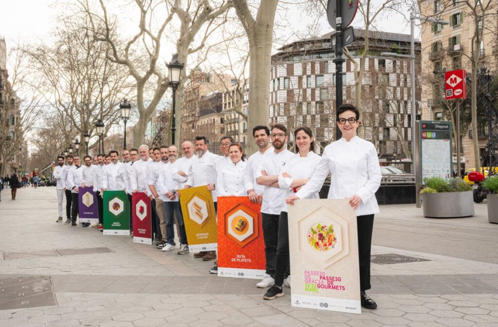 Grupo de chefs en Passeig de Gràcia con carteles del festival gastronómico