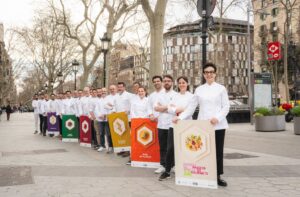 Grupo de chefs en Passeig de Gràcia con carteles del festival gastronómico