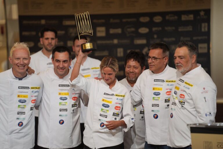 Paula Gutiérrez levantando un trofeo en el concurso de cocina