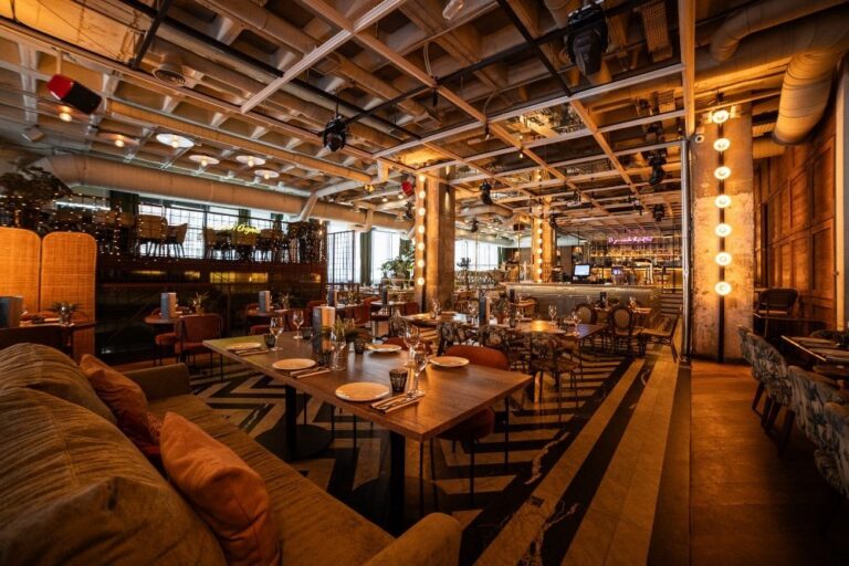 Interior del restaurante Perrachica en Madrid con decoración moderna y acogedora.