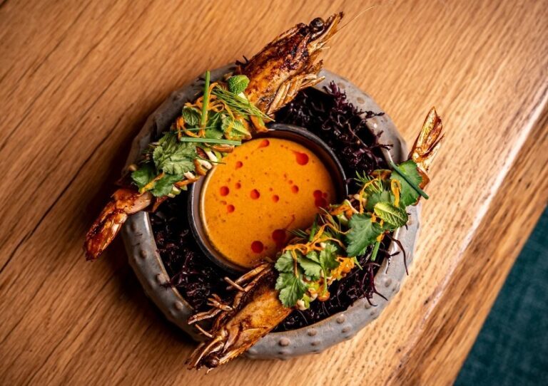 Plato de langostinos con salsa y hierbas en Barracuda MX