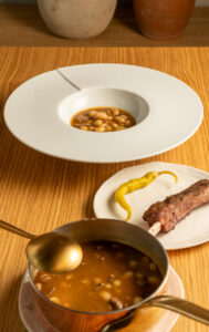 Plato de pochas con jabalí servido en un restaurante