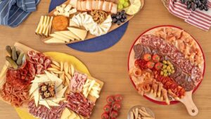 Tablas de quesos y embutidos dispuestas en una mesa