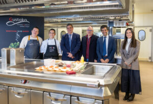 Presentación de Gustoko 2026 con chefs y organizadores en cocina