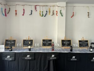 Mesa con vinos de la DO Utiel-Requena en evento de Fallas