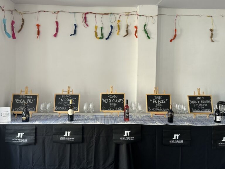 Mesa con vinos de la DO Utiel-Requena en evento de Fallas
