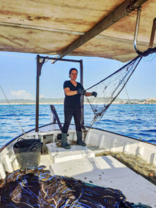 Mujer en un barco de pesca en las Illes Balears