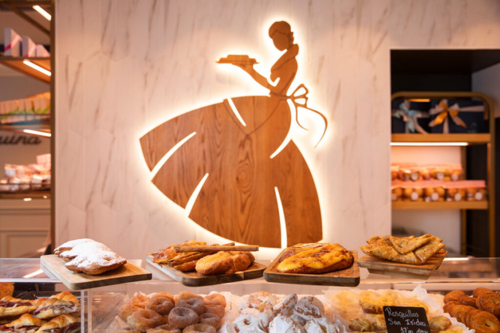 Dulces de Semana Santa en La Mallorquina, como torrijas y bartolillos.