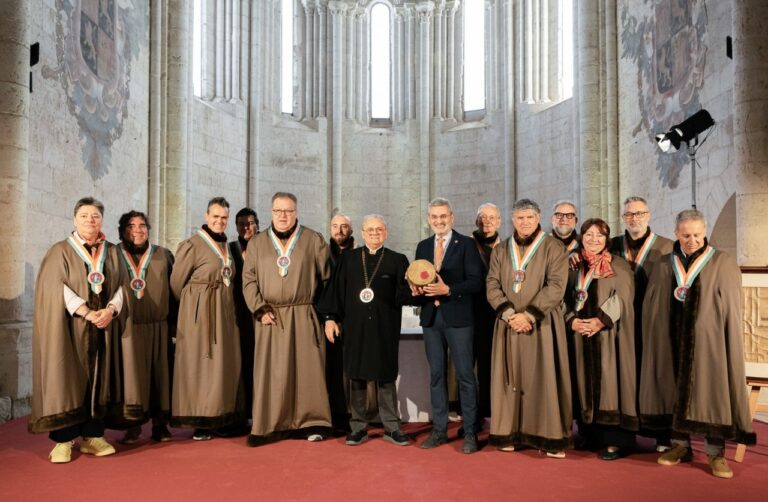 Grupo de personas en ceremonia de entrega del queso Boffard a la Casa Real
