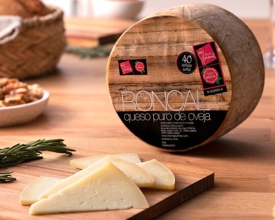 Queso puro de oveja Roncal en una tabla de madera