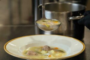 Recado de Casa Chongastán servido en un plato con verduras y carne.