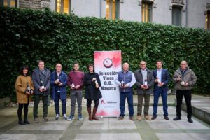 Representantes de bodegas con diplomas en evento de vinos D.O. Navarra