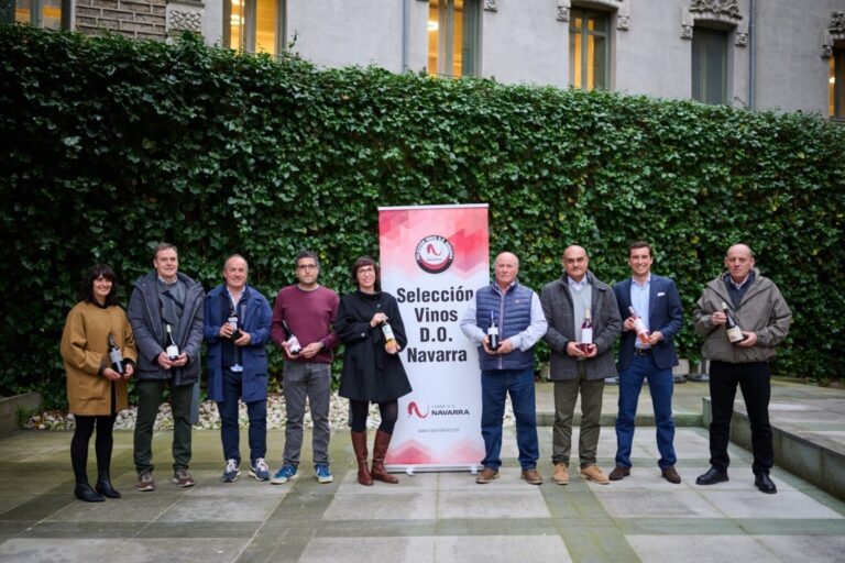 Representantes de bodegas con diplomas en evento de vinos D.O. Navarra