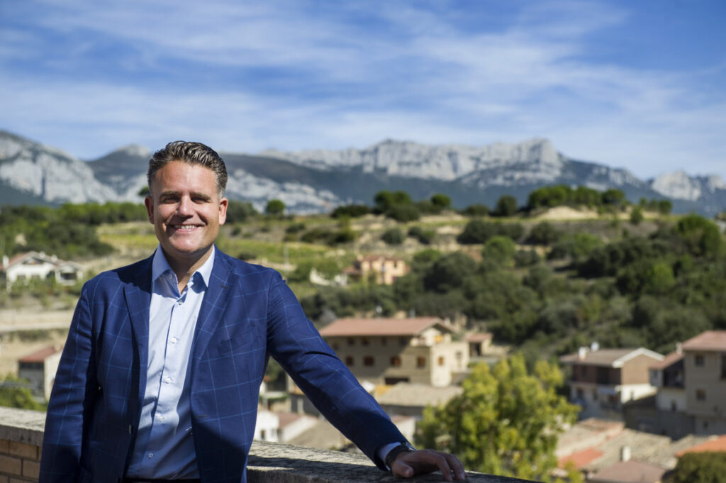 Retrato de Lalo Antón en un paisaje de viñedos.