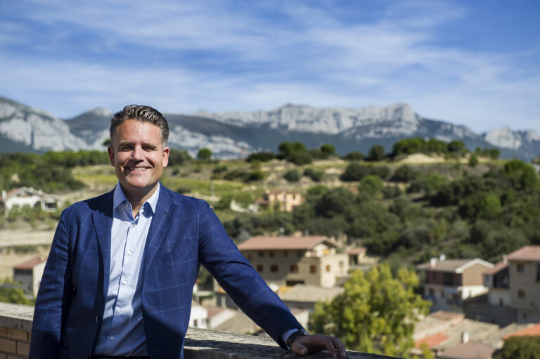 Retrato de Lalo Antón en un paisaje de viñedos.