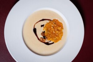 Sopa de cebolla cremosa con toppings en Brasserie Lafayette