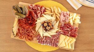 Tabla de quesos y embutidos con encurtidos y frutos secos