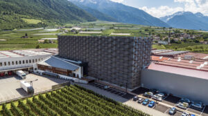 Vista aérea de instalaciones agrícolas en Val Venosta con montañas al fondo