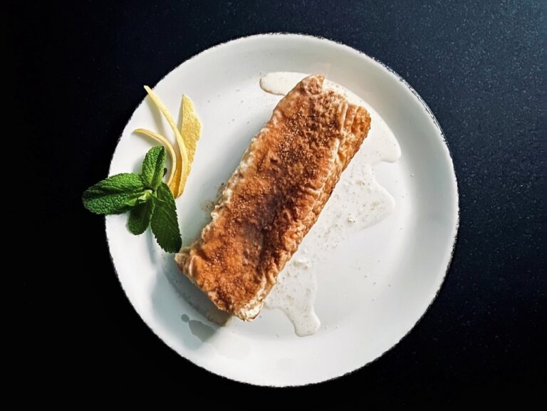 Torrija de PAN.DELIRIO servida con crema y limón
