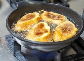 Torrijas fritas en una sartén con aceite de oliva