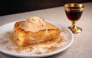 Torrijas con helado y bebida en la Taberna Antonio Sánchez de Madrid