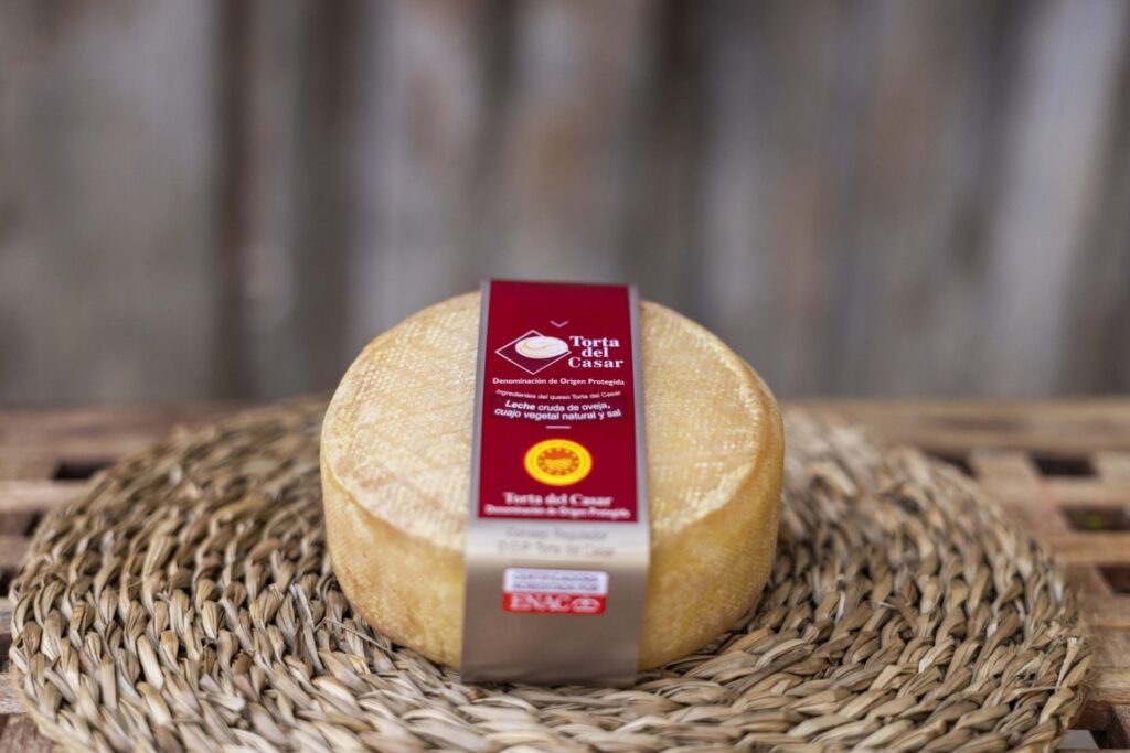 Queso Torta del Casar sobre una base de mimbre