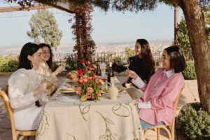 Grupo de mujeres disfrutando de una comida en Tragabuches