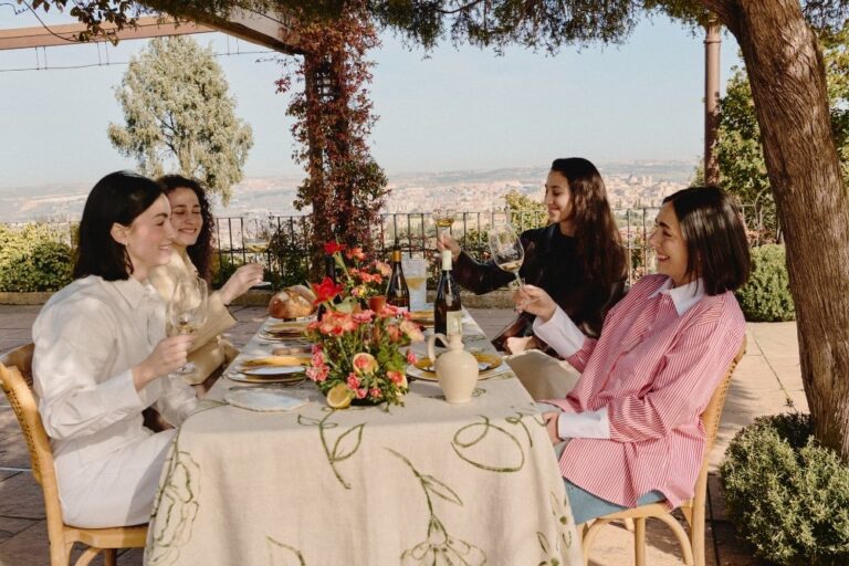 Grupo de mujeres disfrutando de una comida en Tragabuches