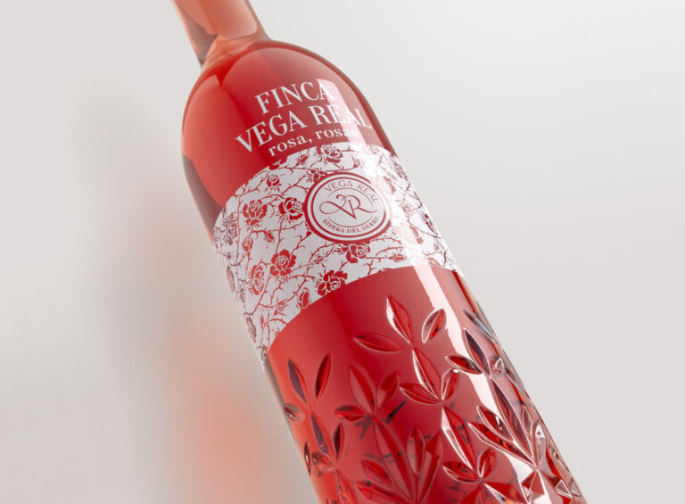 Botella de vino Finca Vega Real Rosa Rosae con diseño floral
