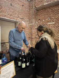 Dos personas interactuando en un evento de viticultores en La Rioja