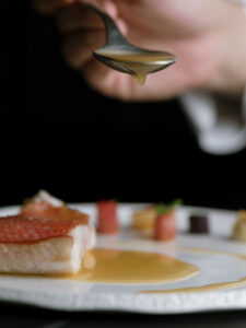 Plato de virrey confitado con salsa en un restaurante