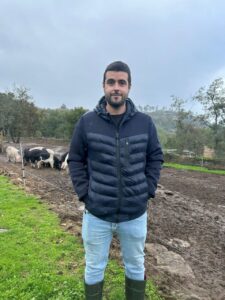 Ganadero en Galicia con cerdos Porco Celta en el campo
