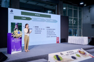 Presentadora en evento de promoción de aceitunas españolas en Asia