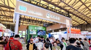 Stand de promoción de aceitunas españolas en una feria internacional en Asia.