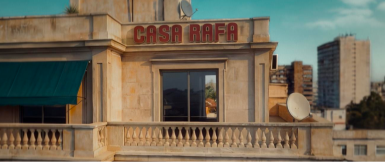 Fachada de un restaurante llamado Casa Rafa con balcón