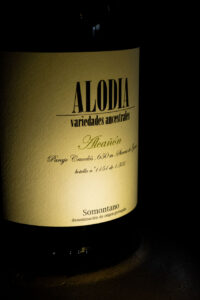 Etiqueta de vino Alcañón de Bodegas Alodia con detalles de la variedad