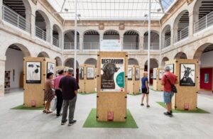 Exposición Bestiarium en el Palacio de Valdeparaíso con visitantes observando