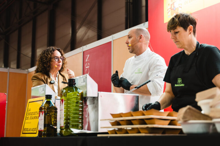 Chef y asistentes en ponencia sobre fritura con AOVE