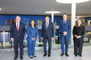 Luis Planas y Òscar Ordeig en Seafood Expo Global en Barcelona