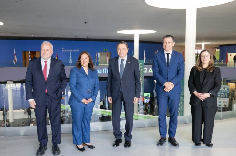 Luis Planas y Òscar Ordeig en Seafood Expo Global en Barcelona