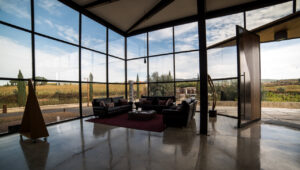 Sala acristalada de la bodega Chozas Carrascal con vista a viñedos