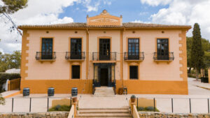 Fachada de la bodega histórica de Murviedro en Utiel