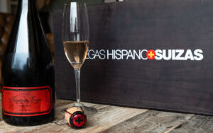 Botella de cava Tantum Ergo de Bodegas Hispano Suizas con copa