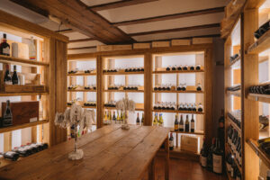 Vista del interior de la bodega del restaurante Caleña en Ávila