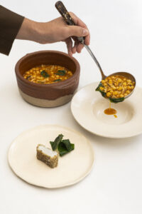 Plato de sopa castellana servido en un restaurante moderno