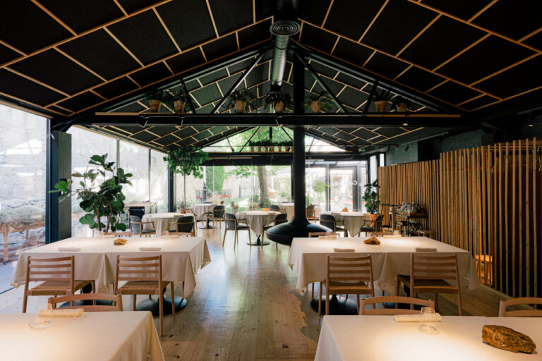 Interior del restaurante Caleña en Ávila con mesas y decoración moderna