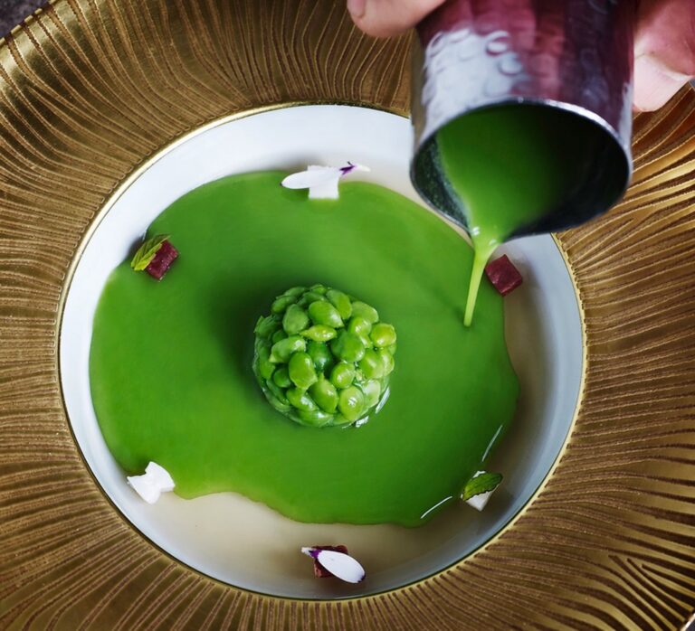 Plato de guisantes lágrima con consomé de jamón ibérico en el Cenador de Amós