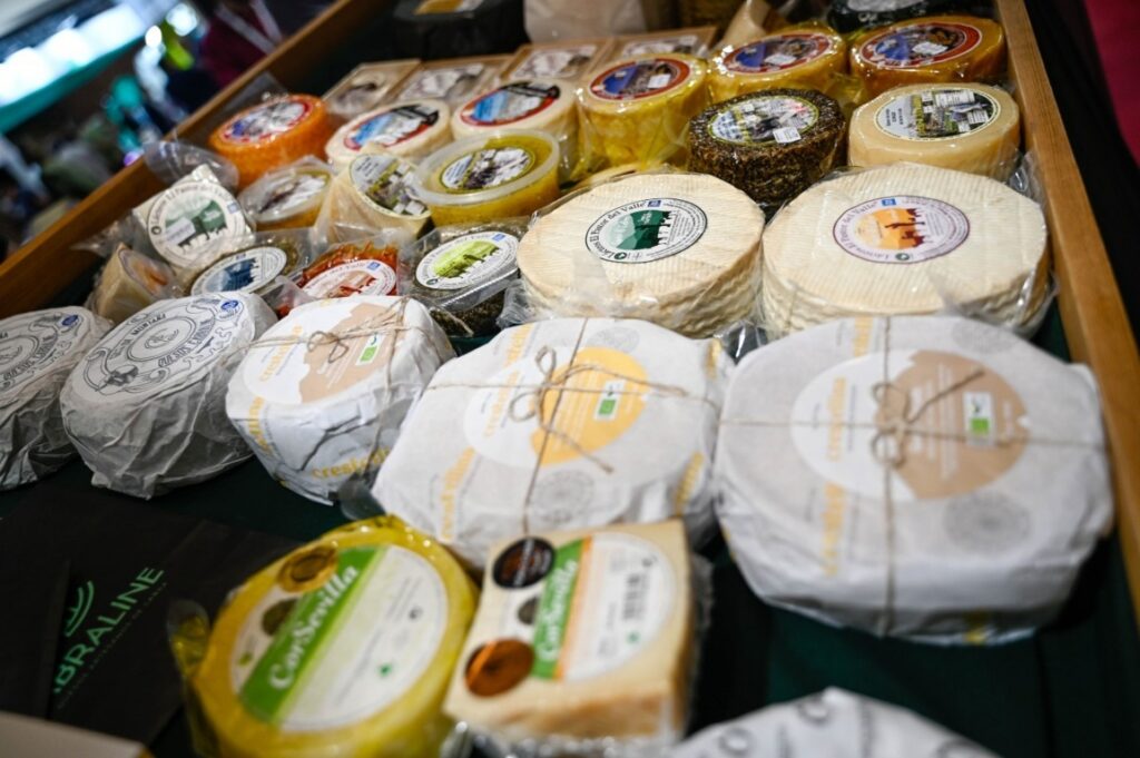 Variedad de quesos exhibidos en CharcutExpo 2026 en Ifema Madrid